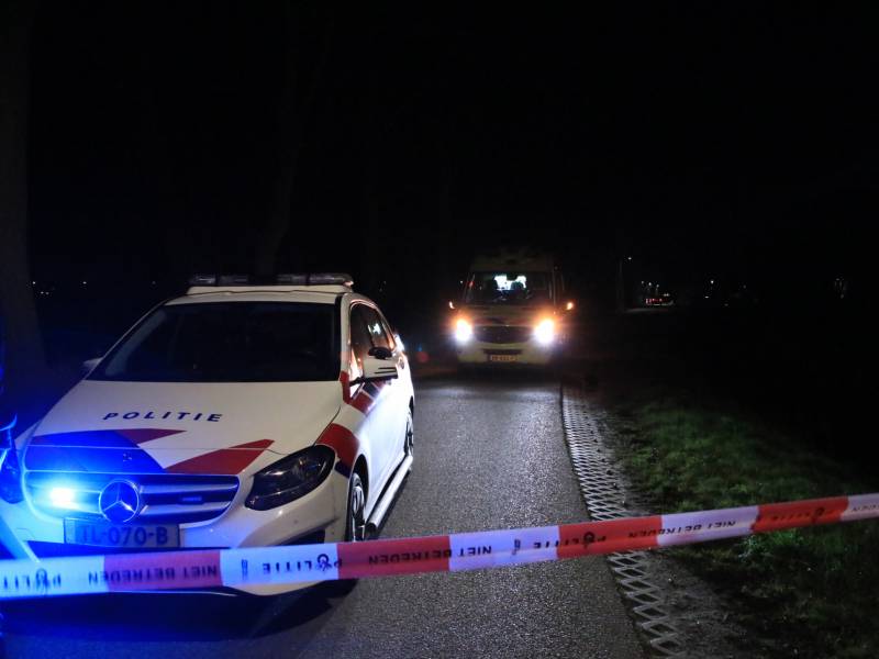 Motorrijder zwaargewond na botsing op bomen