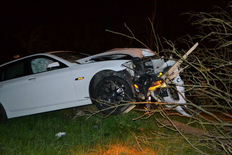 Auto rijdt tegen boom en raakt zwaarbeschadigd