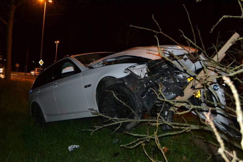 Auto rijdt tegen boom en raakt zwaarbeschadigd