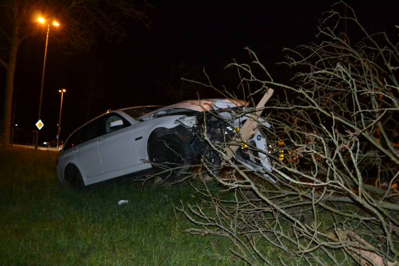 Auto rijdt tegen boom en raakt zwaarbeschadigd