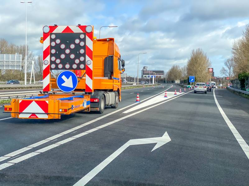 Snelweg afgesloten na gat in wegdek
