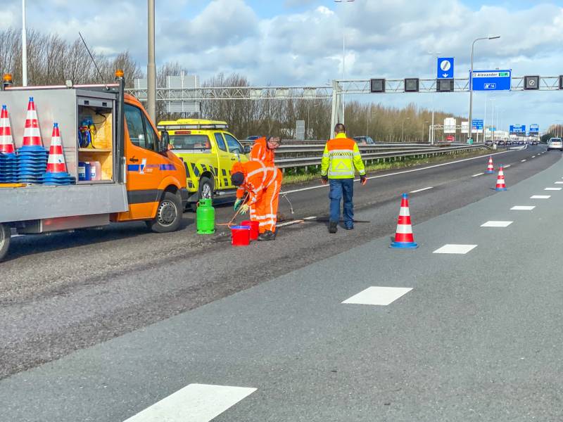 Snelweg afgesloten na gat in wegdek