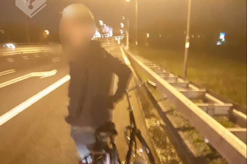 Dronken jongen met fiets van snelweg gehaald