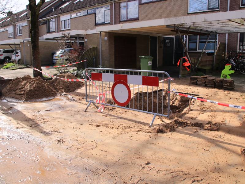 Bestelbus belandt in sinkhole na waterleidingbreuken
