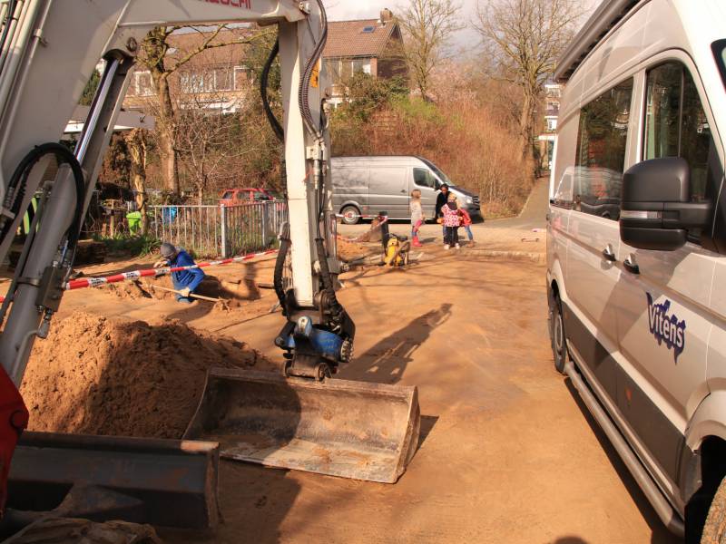 Bestelbus belandt in sinkhole na waterleidingbreuken