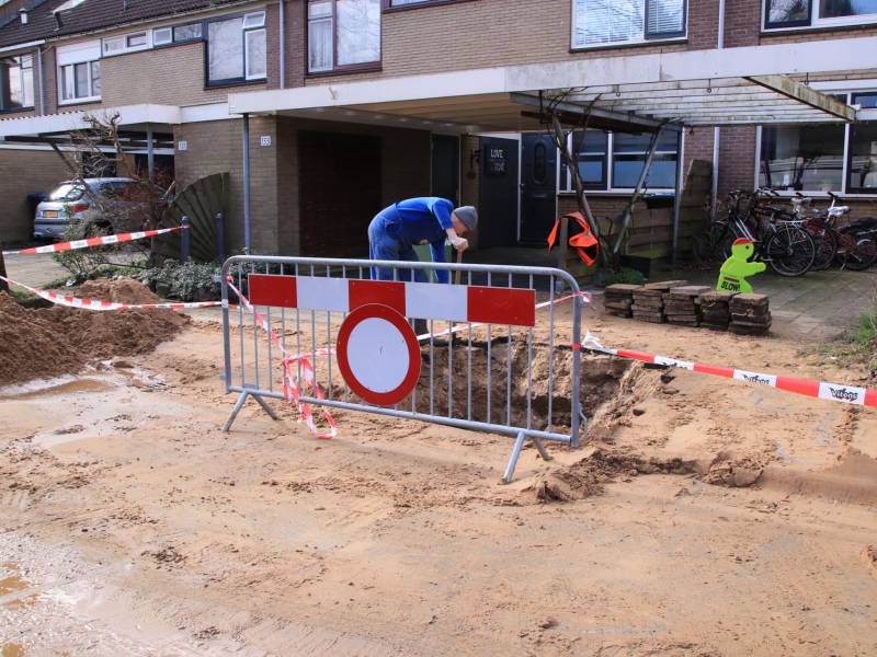 Bestelbus belandt in sinkhole na waterleidingbreuken