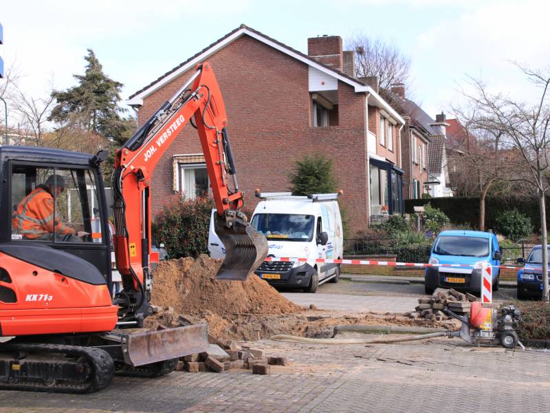 Bestelbus belandt in sinkhole na waterleidingbreuken