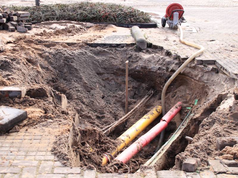 Bestelbus belandt in sinkhole na waterleidingbreuken