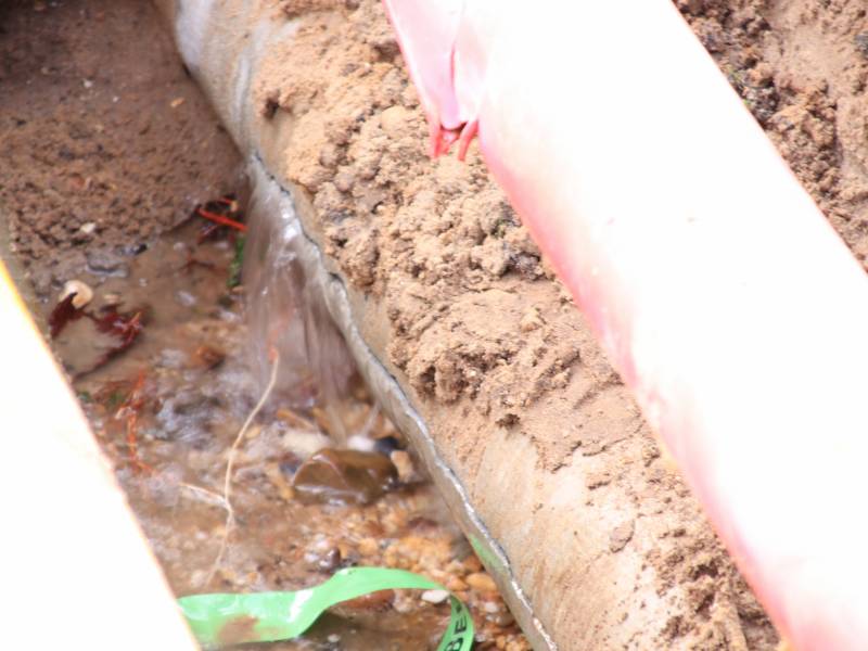 Bestelbus belandt in sinkhole na waterleidingbreuken