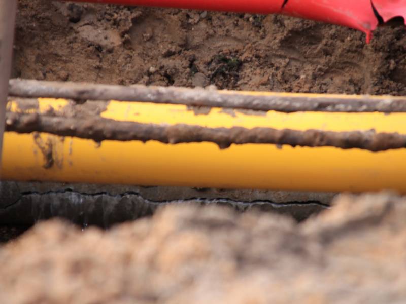 Bestelbus belandt in sinkhole na waterleidingbreuken