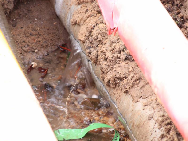 Bestelbus belandt in sinkhole na waterleidingbreuken