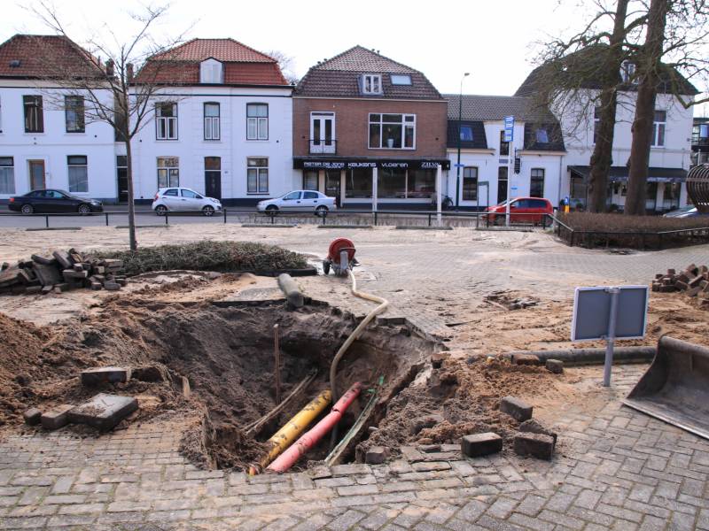 Bestelbus belandt in sinkhole na waterleidingbreuken