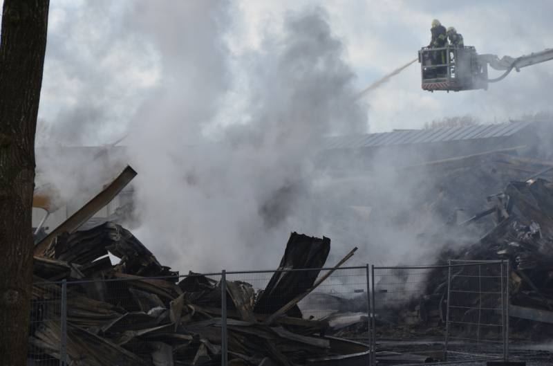 Bedrijfspand van 8000 vierkante meter ingestort na enorme brand