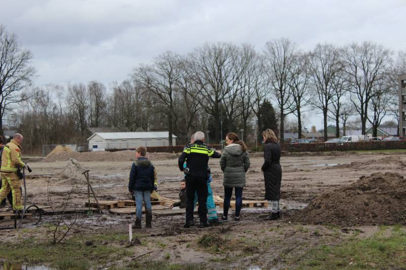 Brandweer bevrijdt jongen uit drijfzand
