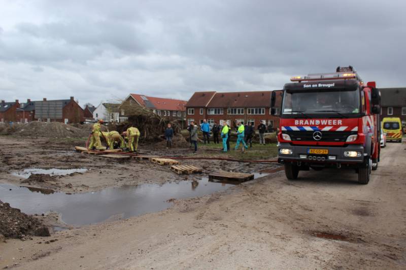 Brandweer bevrijdt jongen uit drijfzand