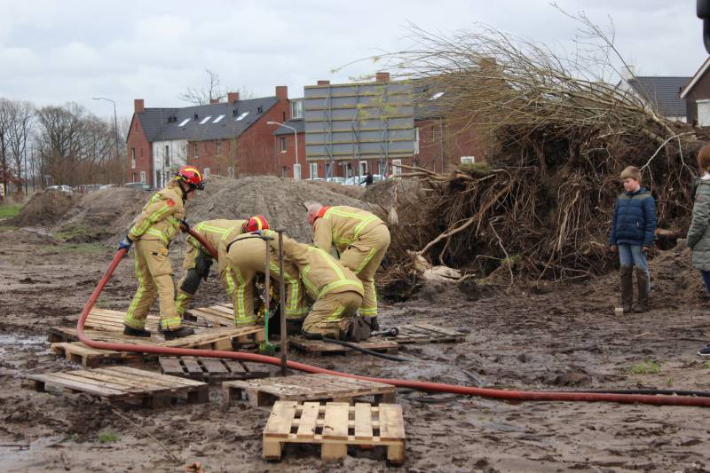 Brandweer bevrijdt jongen uit drijfzand