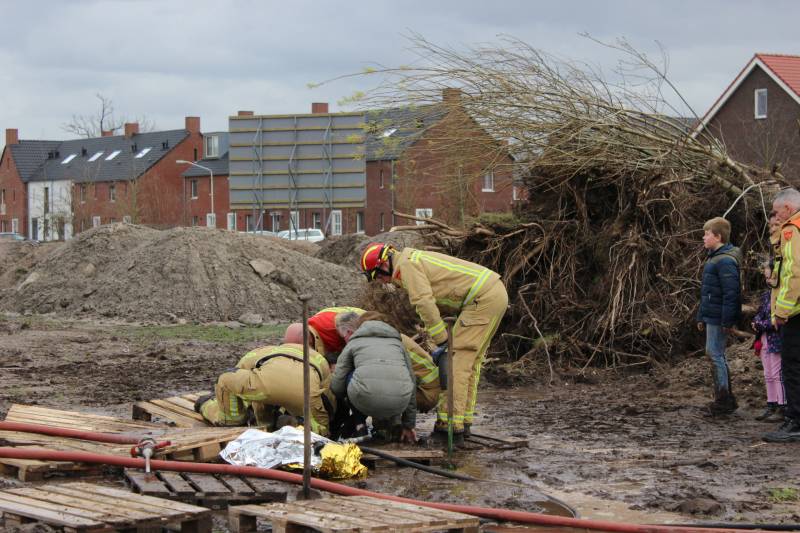 Brandweer bevrijdt jongen uit drijfzand