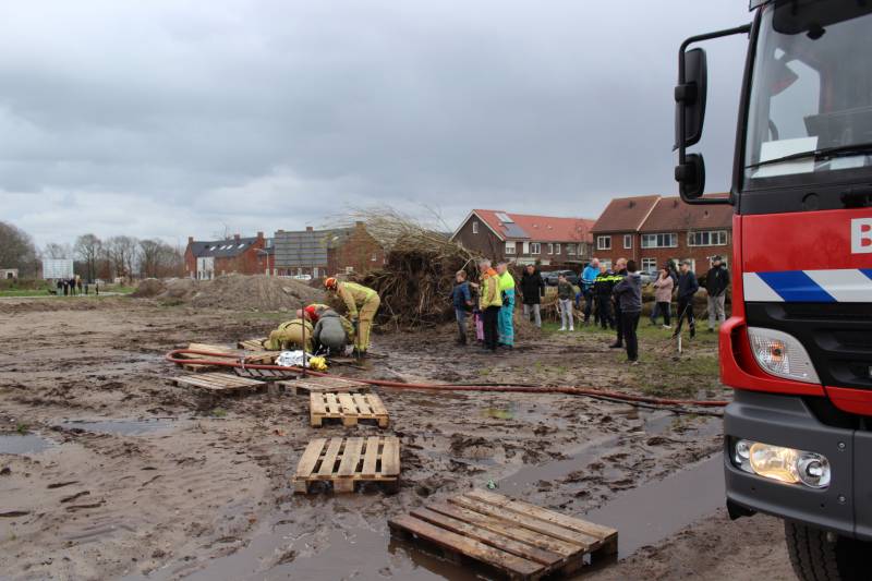 Brandweer bevrijdt jongen uit drijfzand