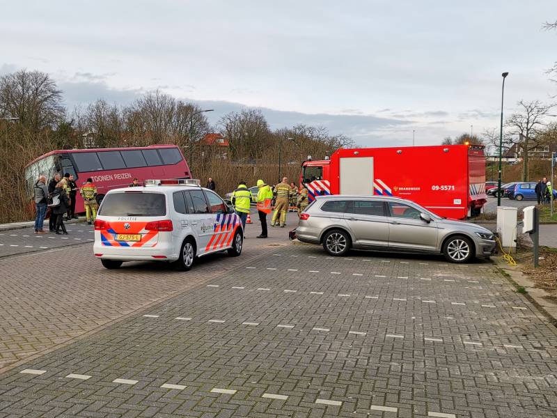 Touringcar rijdt talud af