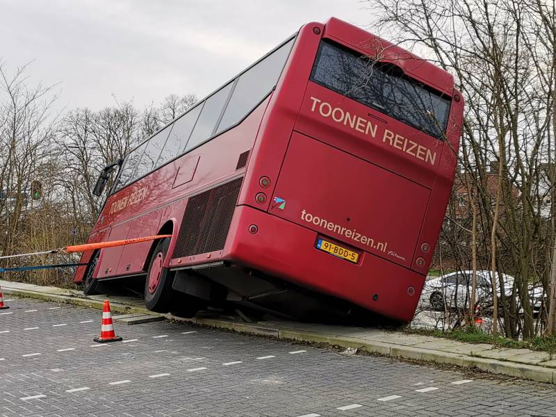 Touringcar rijdt talud af