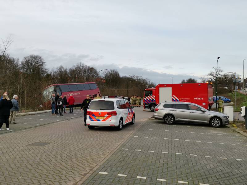 Touringcar rijdt talud af