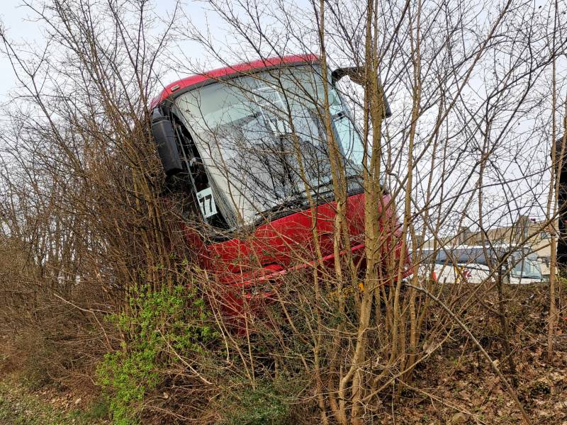 Touringcar rijdt talud af