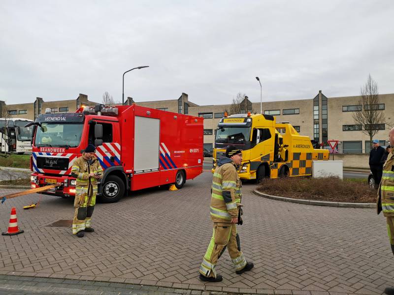 Touringcar rijdt talud af