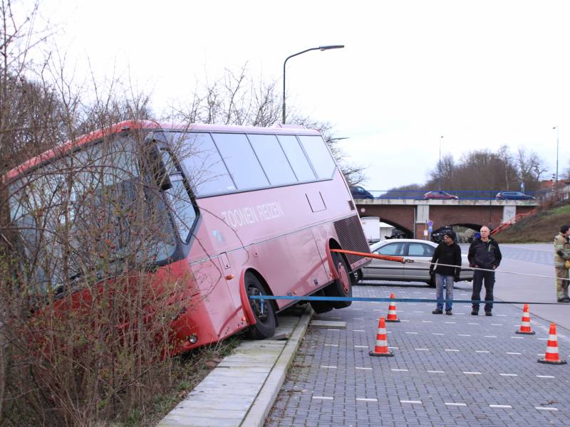 Touringcar rijdt talud af