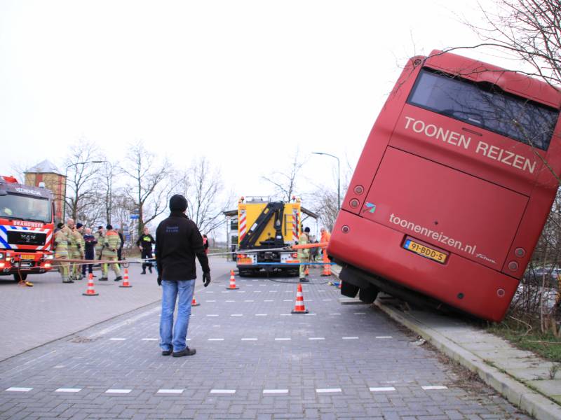 Touringcar rijdt talud af