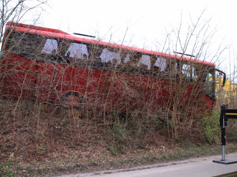Touringcar rijdt talud af