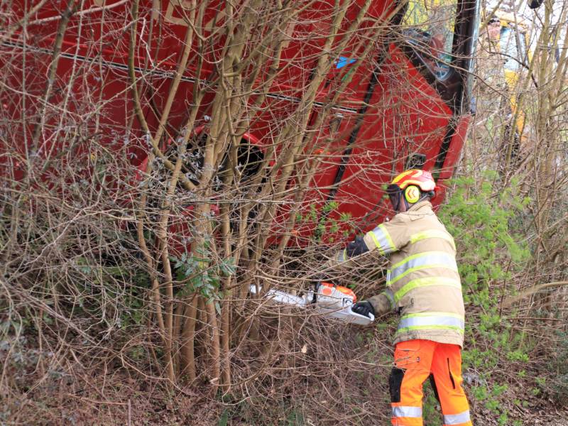 Touringcar rijdt talud af
