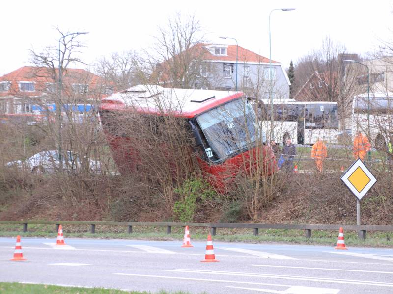 Touringcar rijdt talud af