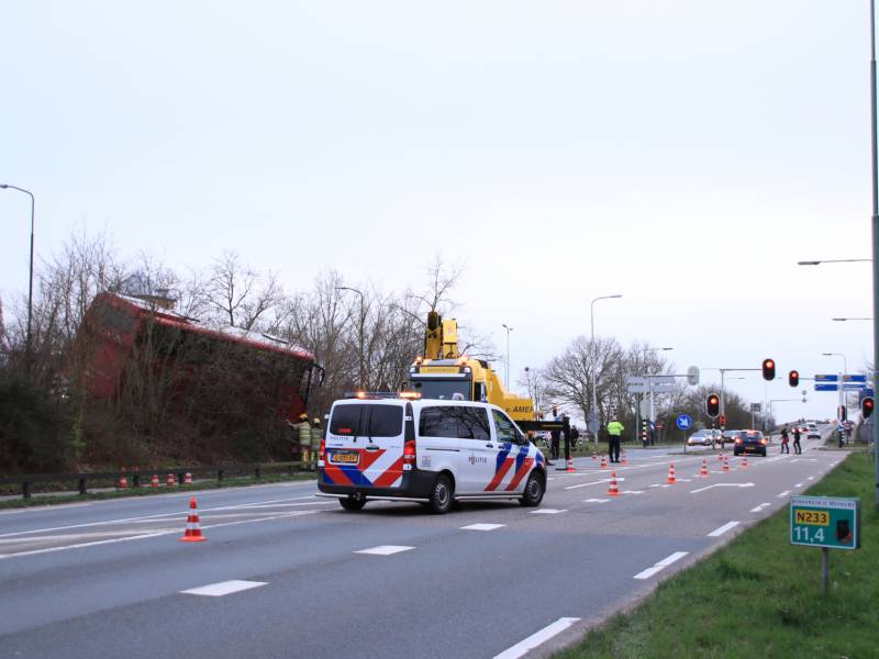 Touringcar rijdt talud af