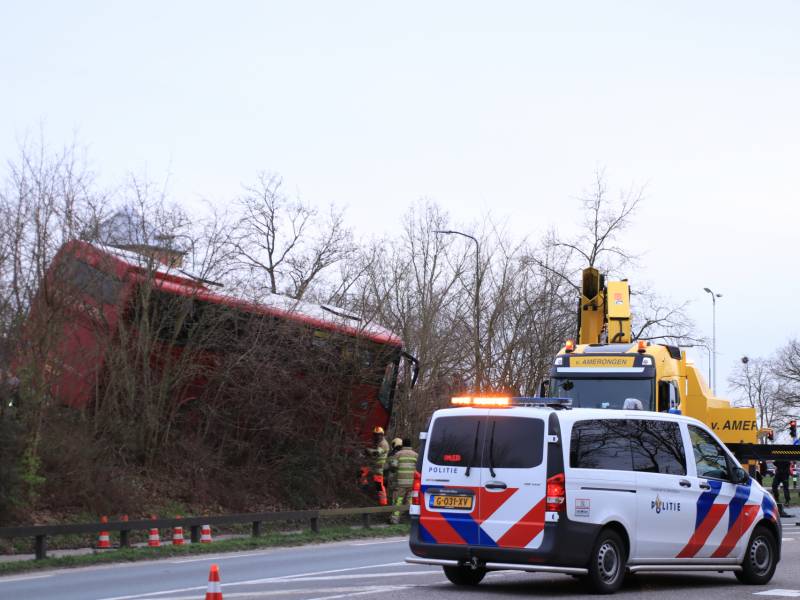 Touringcar rijdt talud af