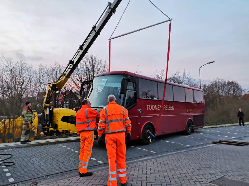 Touringcar rijdt talud af