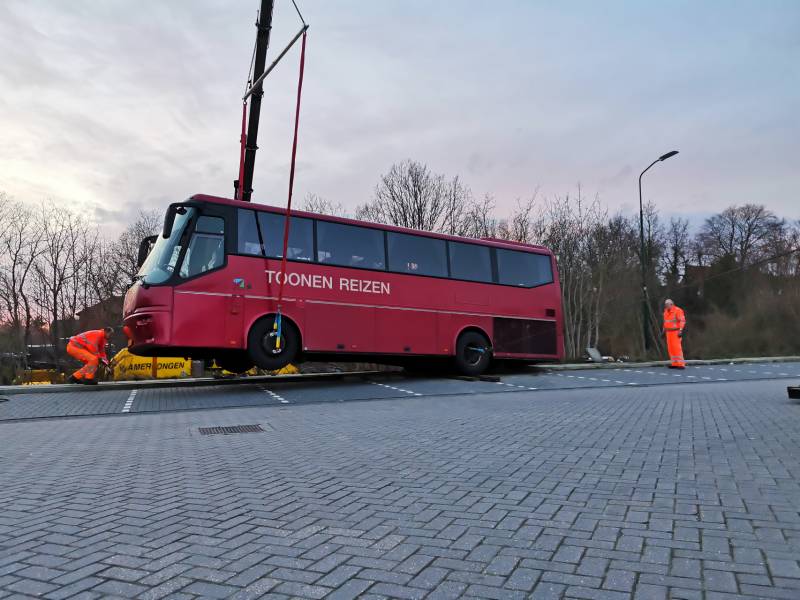 Touringcar rijdt talud af
