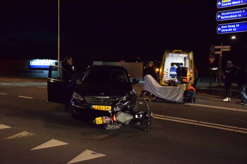 Brommerrijder gewond na aanrijding
