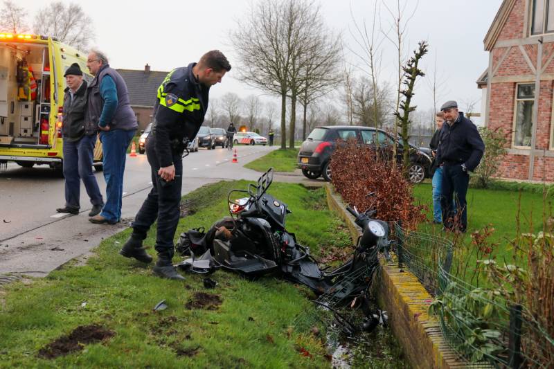 Brommer en auto botsen hard op elkaar