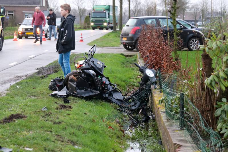 Brommer en auto botsen hard op elkaar