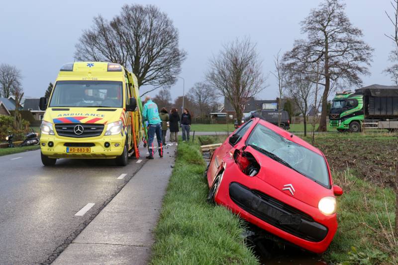 Brommer en auto botsen hard op elkaar