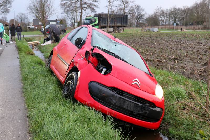 Brommer en auto botsen hard op elkaar