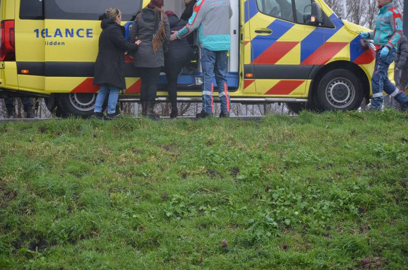 Twee auto's botsen op kruising