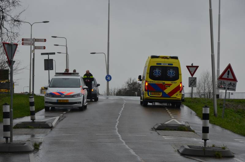 Twee auto's botsen op kruising