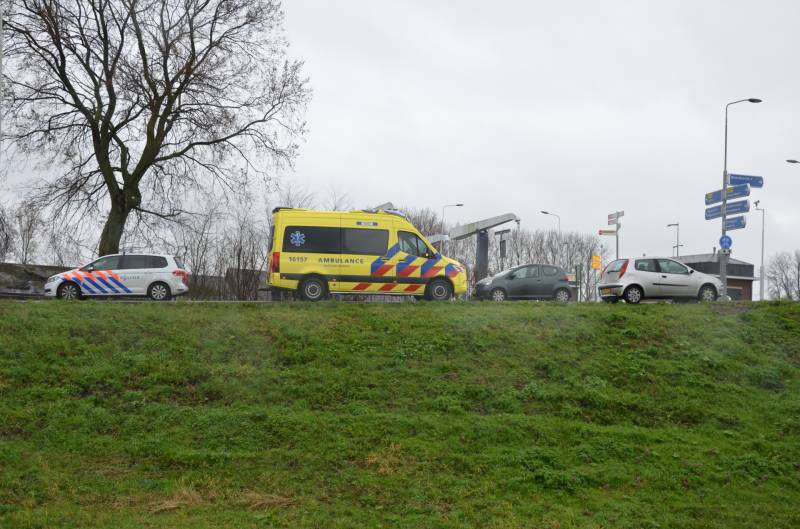 Twee auto's botsen op kruising
