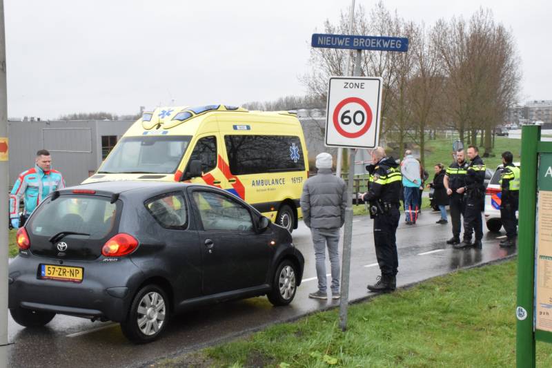 Twee auto's botsen op kruising