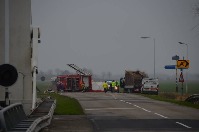 Twee doden bij ernstig ongeluk tussen auto en vrachtwagen