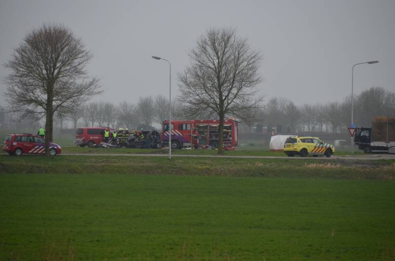 Twee doden bij ernstig ongeluk tussen auto en vrachtwagen