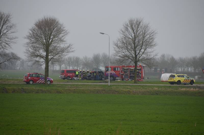 Twee doden bij ernstig ongeluk tussen auto en vrachtwagen