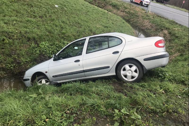 Auto belandt in de sloot