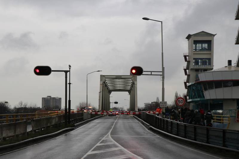Verkeerschaos door defecte slagboom Algerabrug